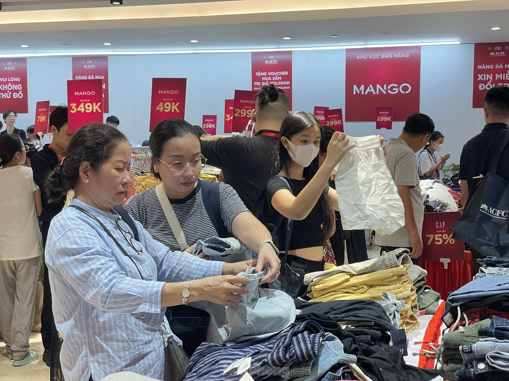 Khuyến mãi 'sập sàn', người dân TPHCM đổ vào trung tâm thương mại mua sắm dịp 2/9 - Ảnh 8