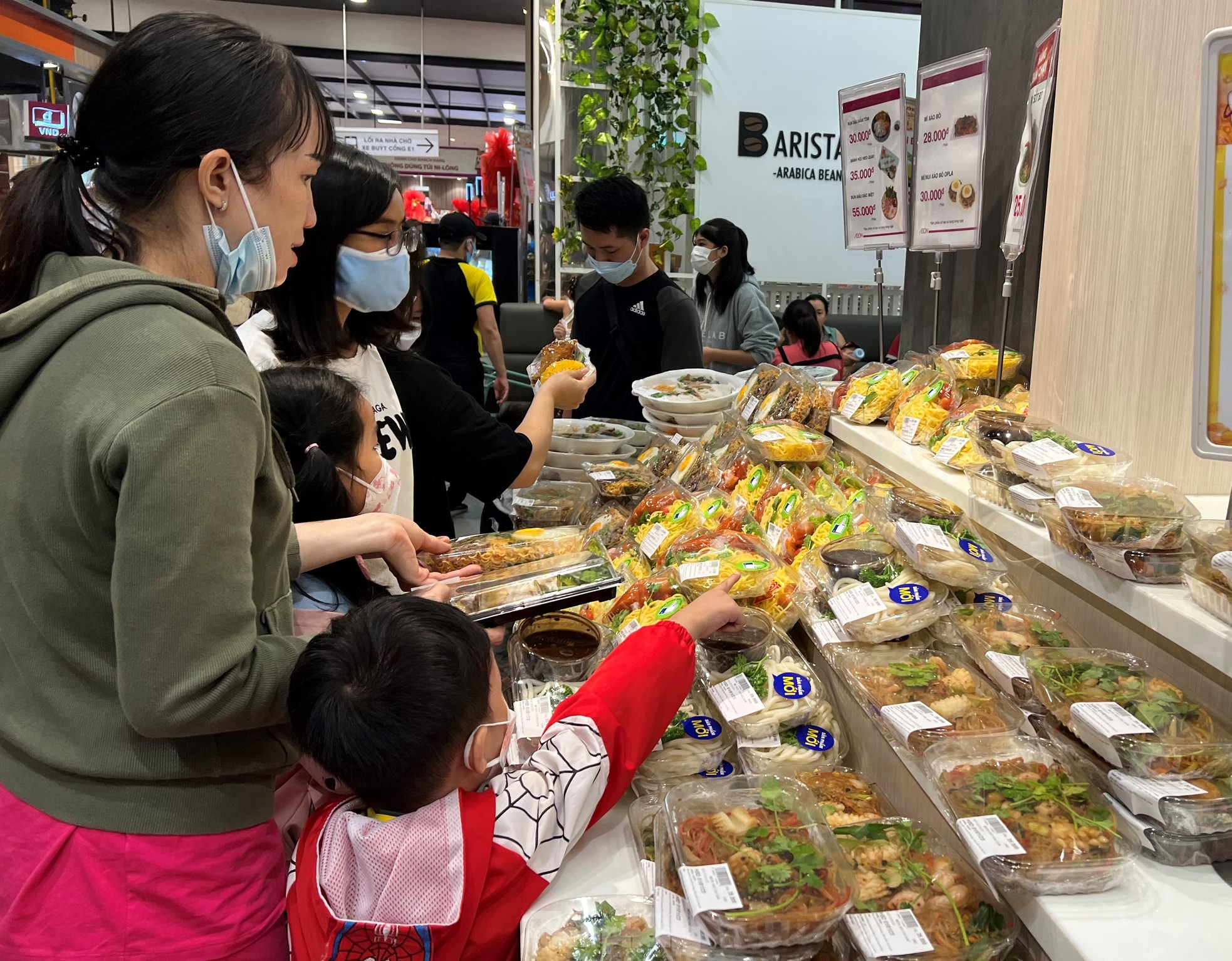 Khuyến mãi 'sập sàn', người dân TPHCM đổ vào trung tâm thương mại mua sắm dịp 2/9 - Ảnh 7