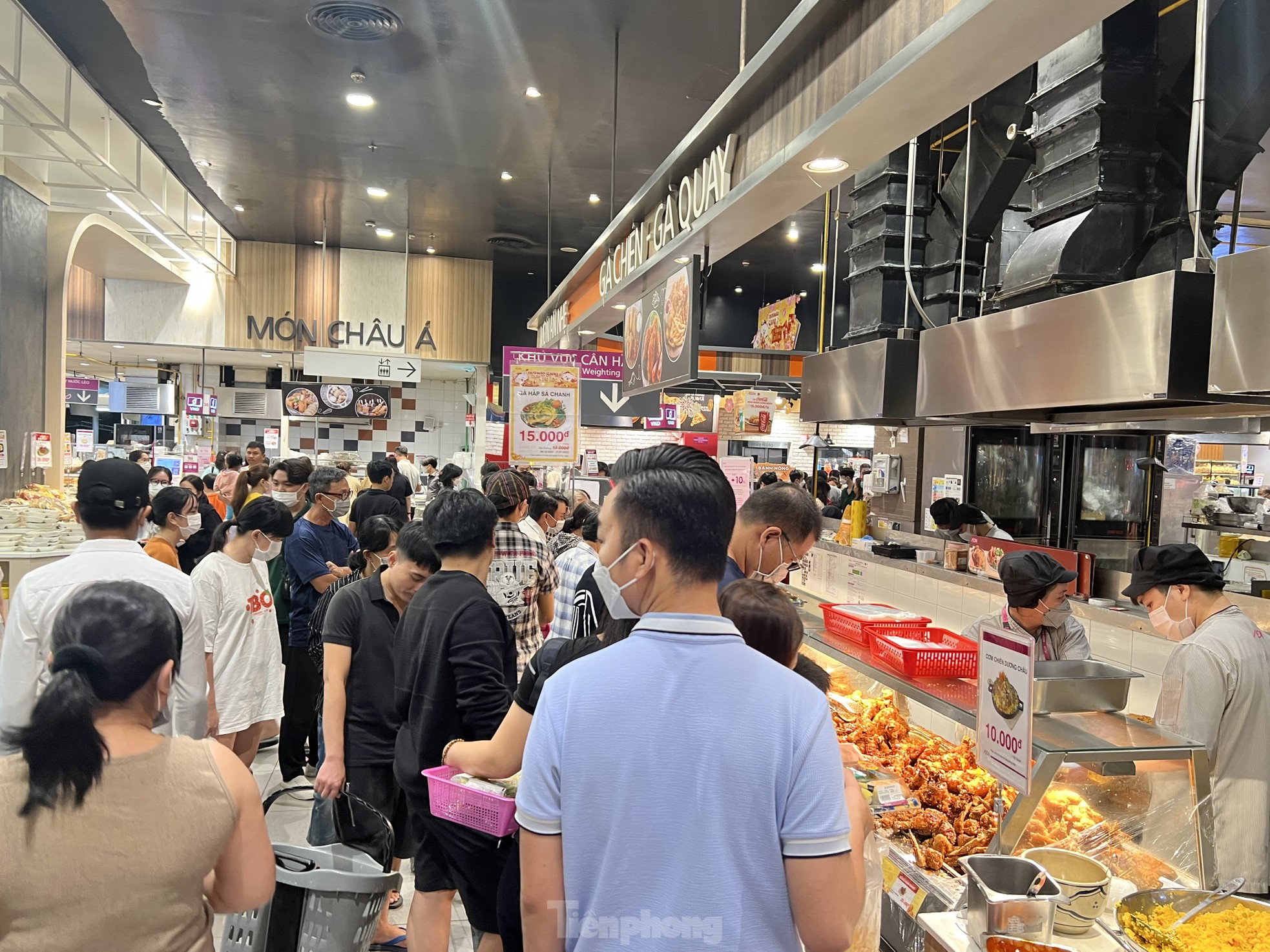 Khuyến mãi 'sập sàn', người dân TPHCM đổ vào trung tâm thương mại mua sắm dịp 2/9 - Ảnh 6