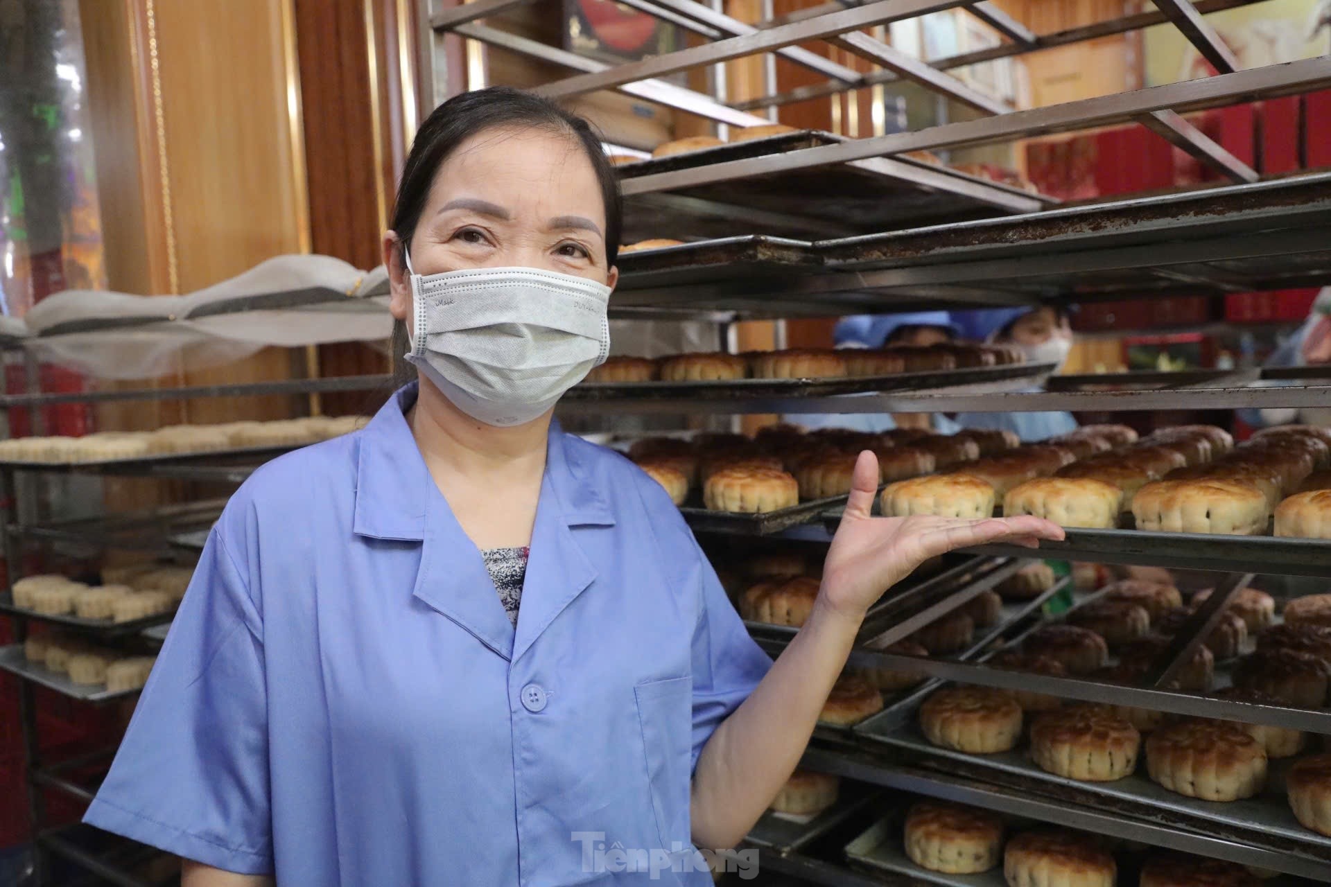 Xếp hàng mua bánh trung thu ở làng nghề nổi tiếng nhất Hà Nội - Ảnh 10