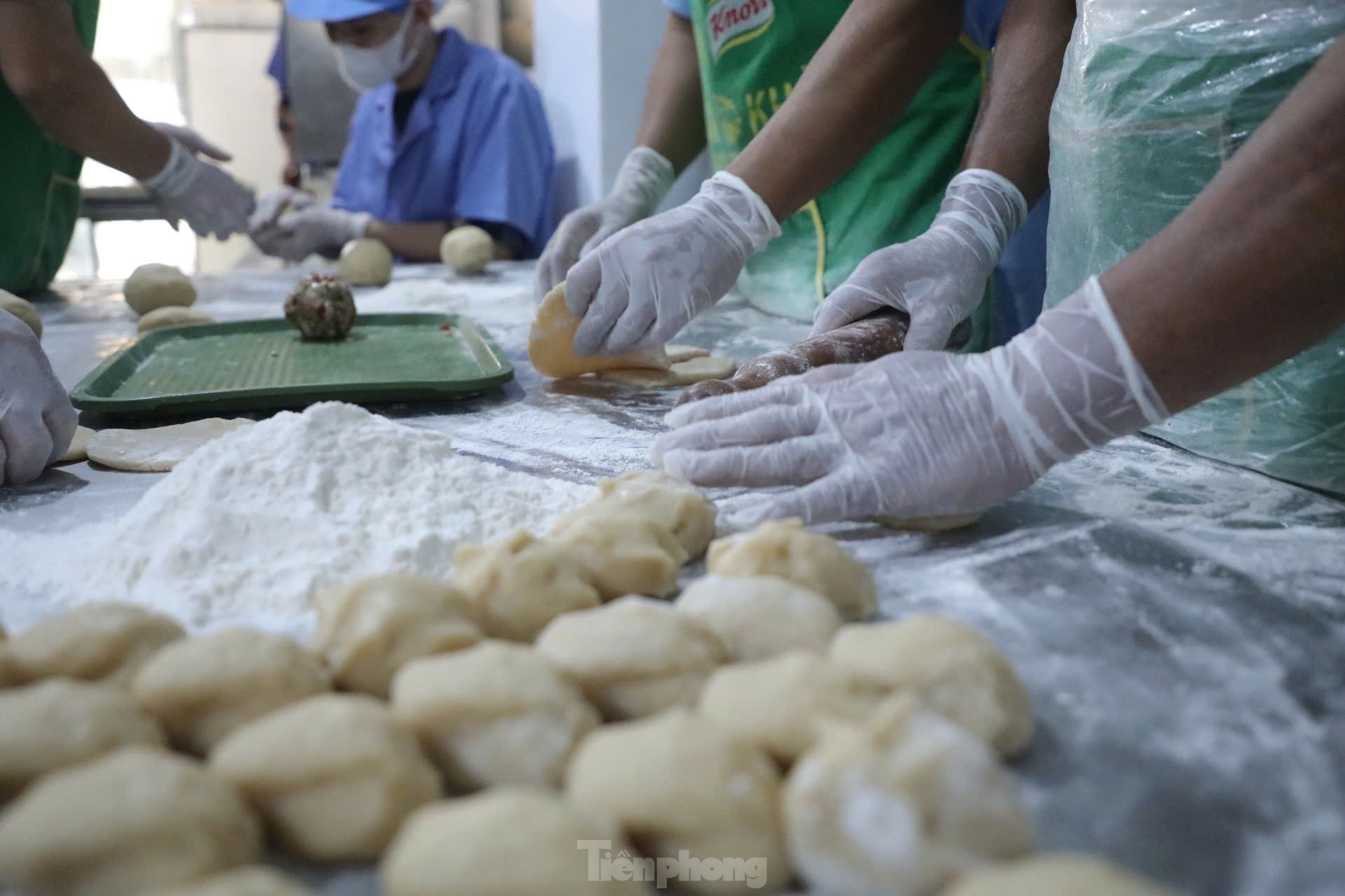 Xếp hàng mua bánh trung thu ở làng nghề nổi tiếng nhất Hà Nội - Ảnh 9