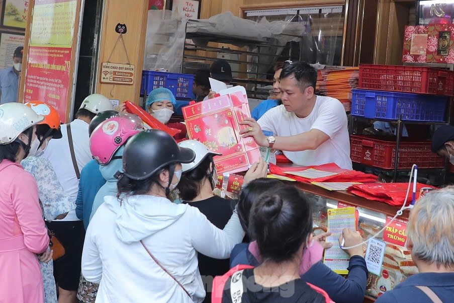 Xếp hàng mua bánh trung thu ở làng nghề nổi tiếng nhất Hà Nội - Ảnh 1