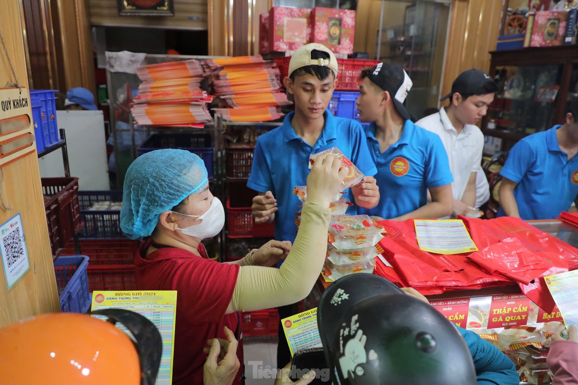 Xếp hàng mua bánh trung thu ở làng nghề nổi tiếng nhất Hà Nội - Ảnh 2