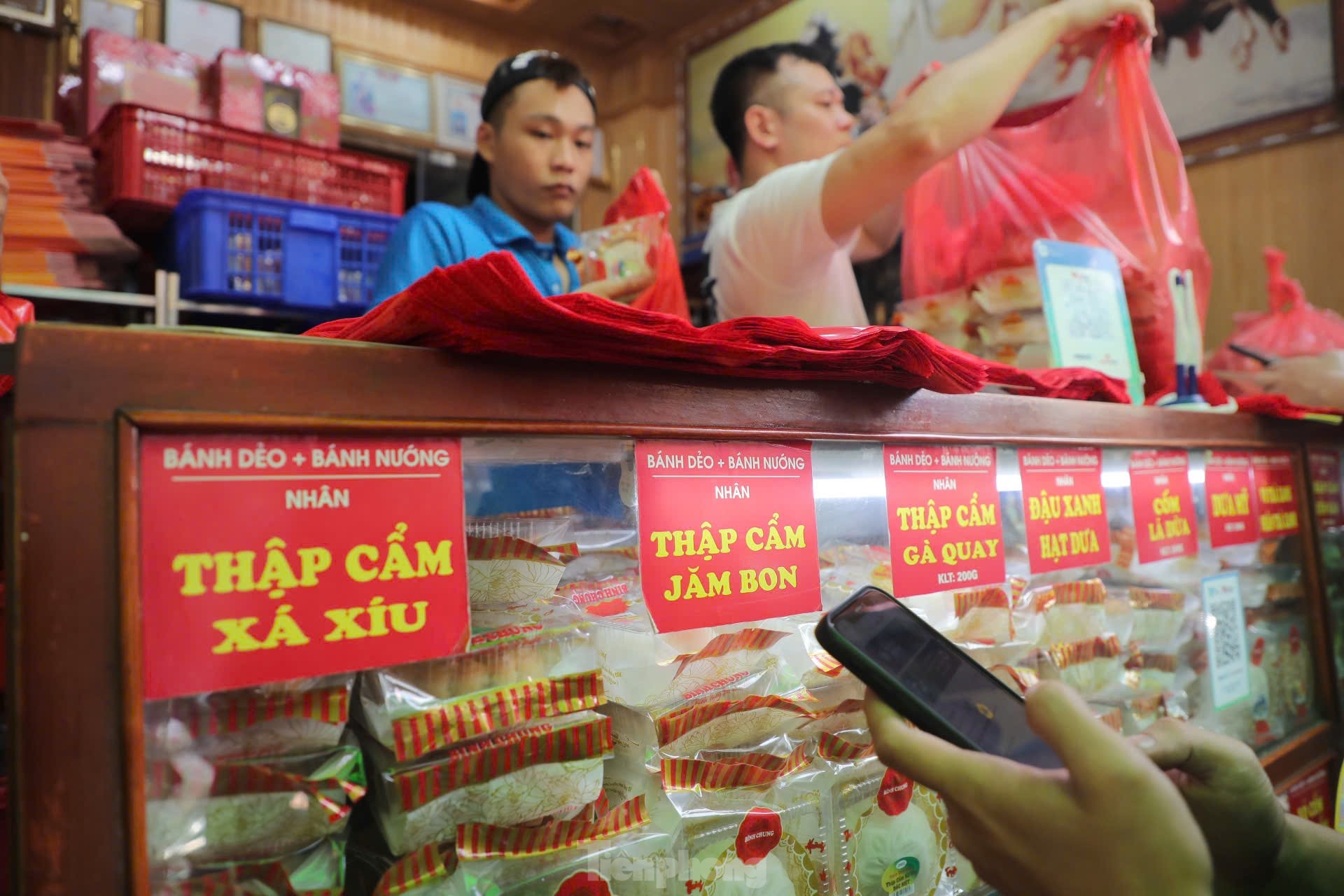 Xếp hàng mua bánh trung thu ở làng nghề nổi tiếng nhất Hà Nội - Ảnh 3