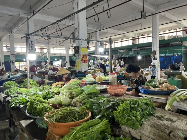 TPHCM: Rau xanh tăng giá, thủy hải sản 'đứt' hàng - Ảnh 1
