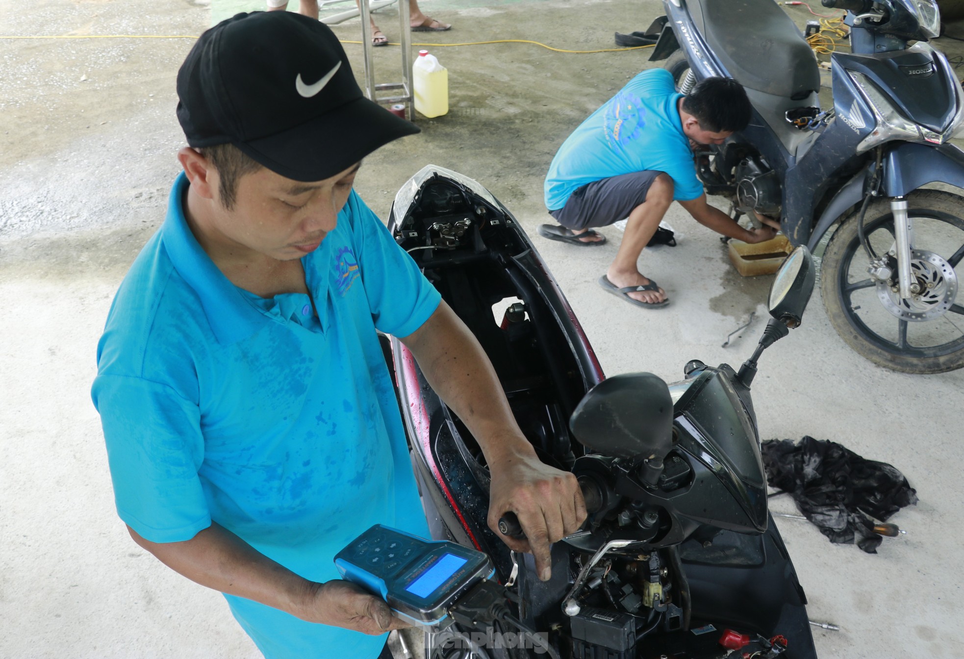 Sửa chữa xe máy bị ngập nước miễn phí cho bà con vùng lũ Yên Bái - Ảnh 20