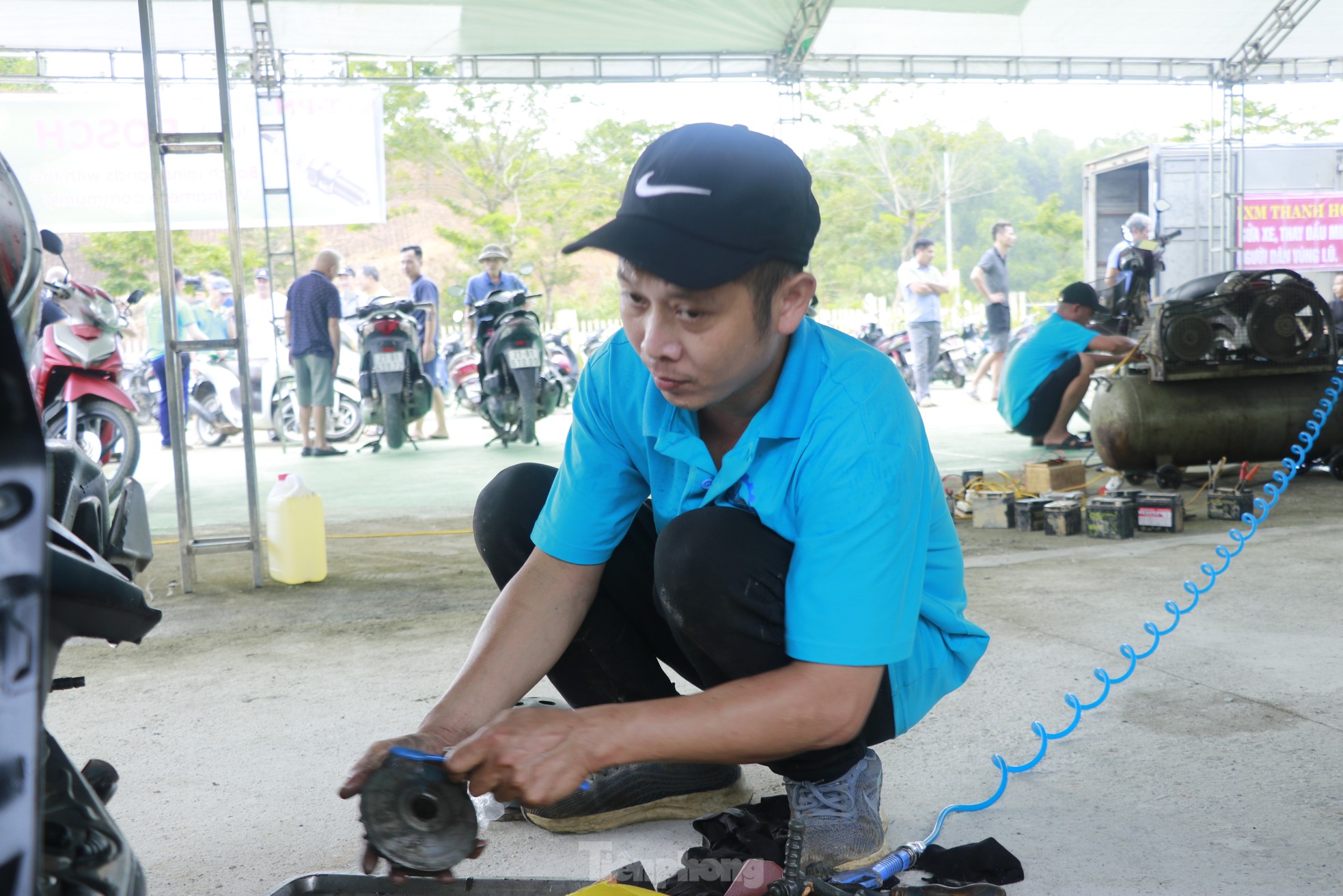 Sửa chữa xe máy bị ngập nước miễn phí cho bà con vùng lũ Yên Bái - Ảnh 12