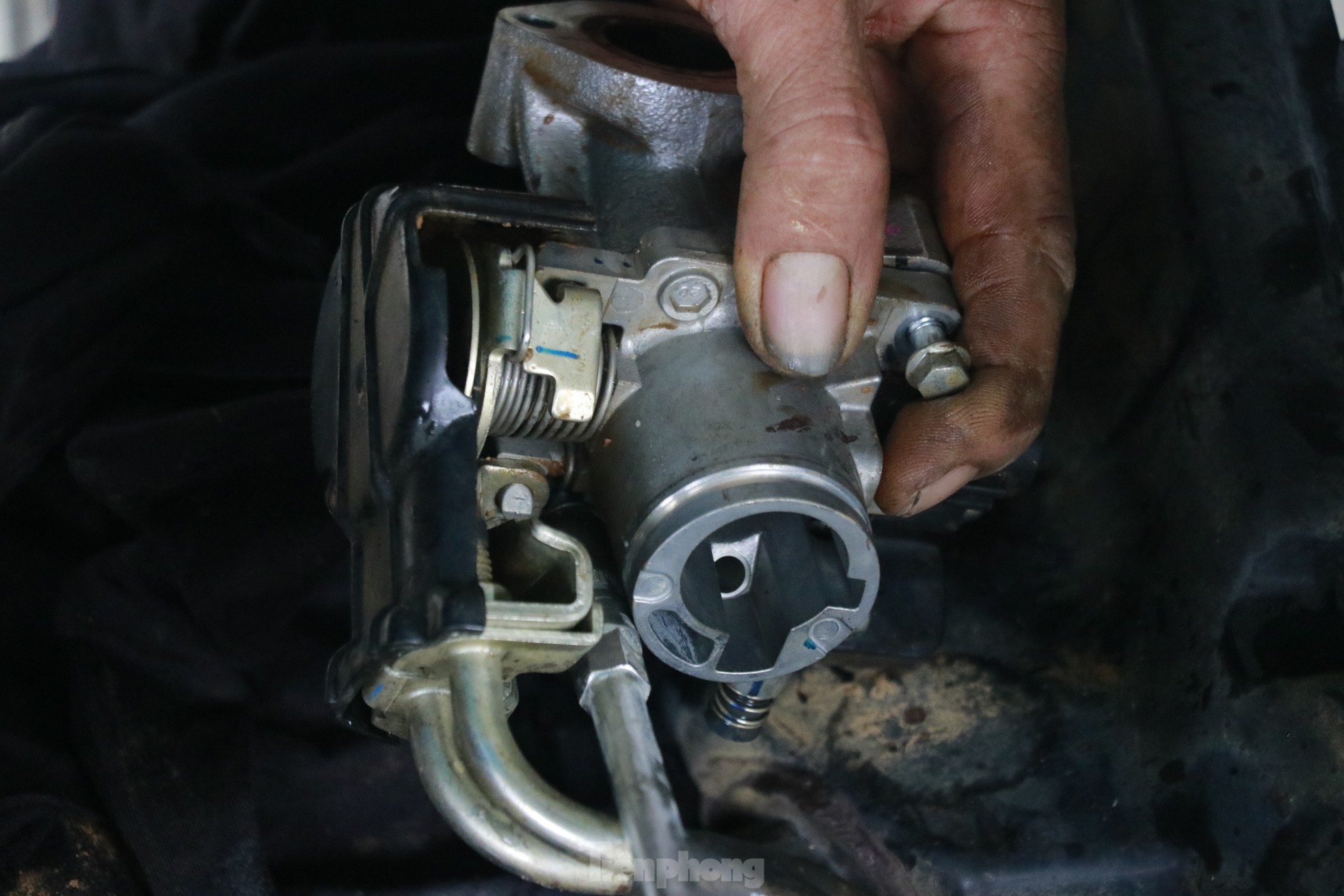 Sửa chữa xe máy bị ngập nước miễn phí cho bà con vùng lũ Yên Bái - Ảnh 8