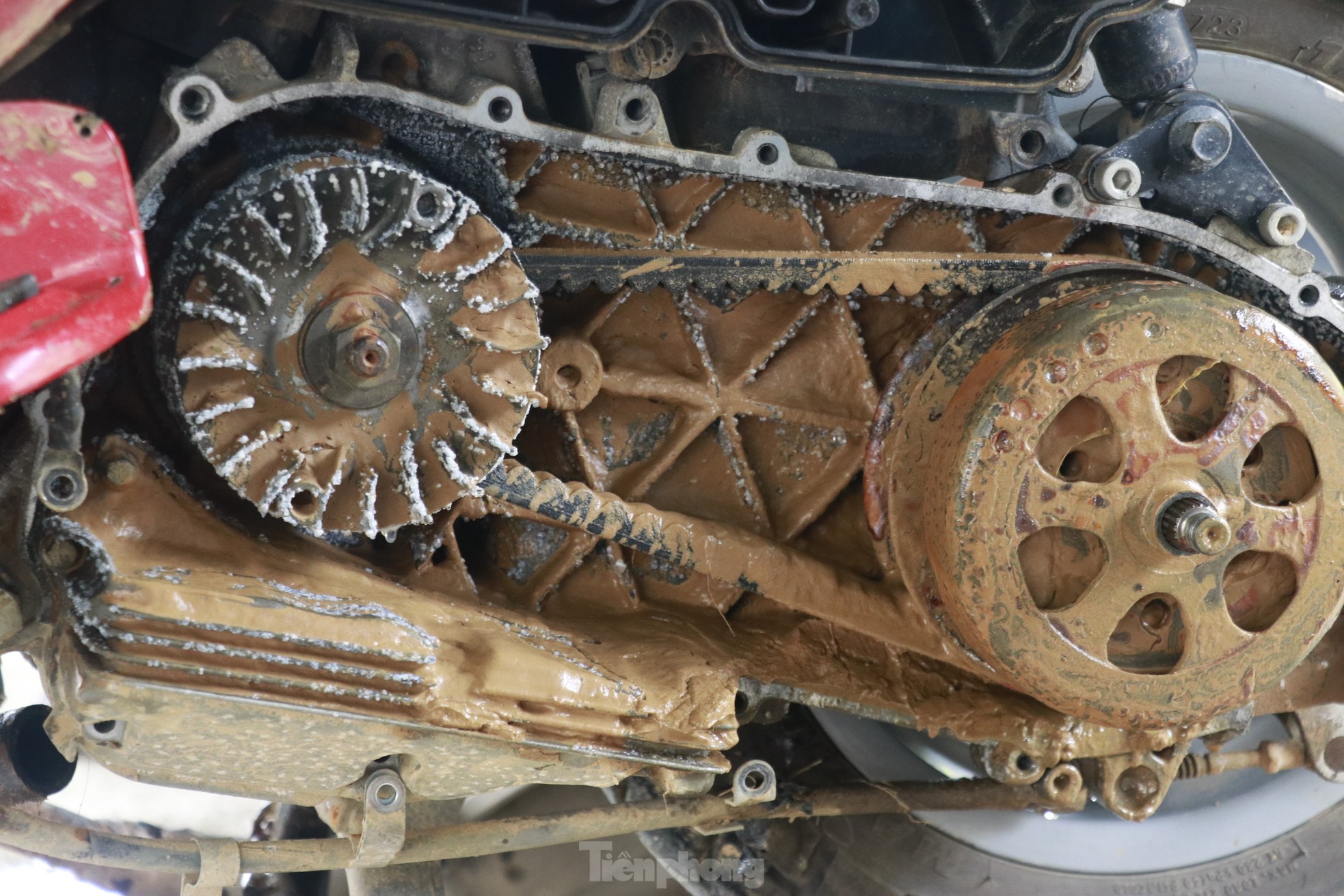 Sửa chữa xe máy bị ngập nước miễn phí cho bà con vùng lũ Yên Bái - Ảnh 7