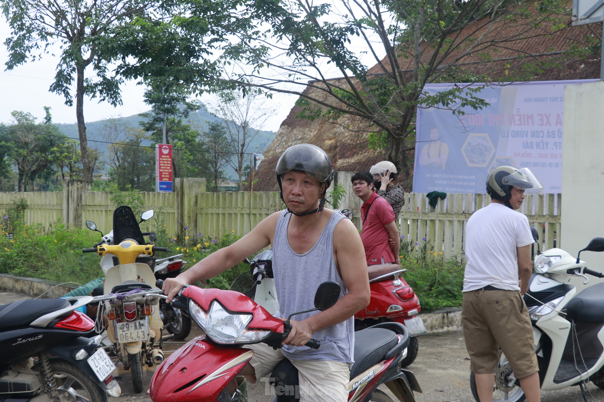 Sửa chữa xe máy bị ngập nước miễn phí cho bà con vùng lũ Yên Bái - Ảnh 3