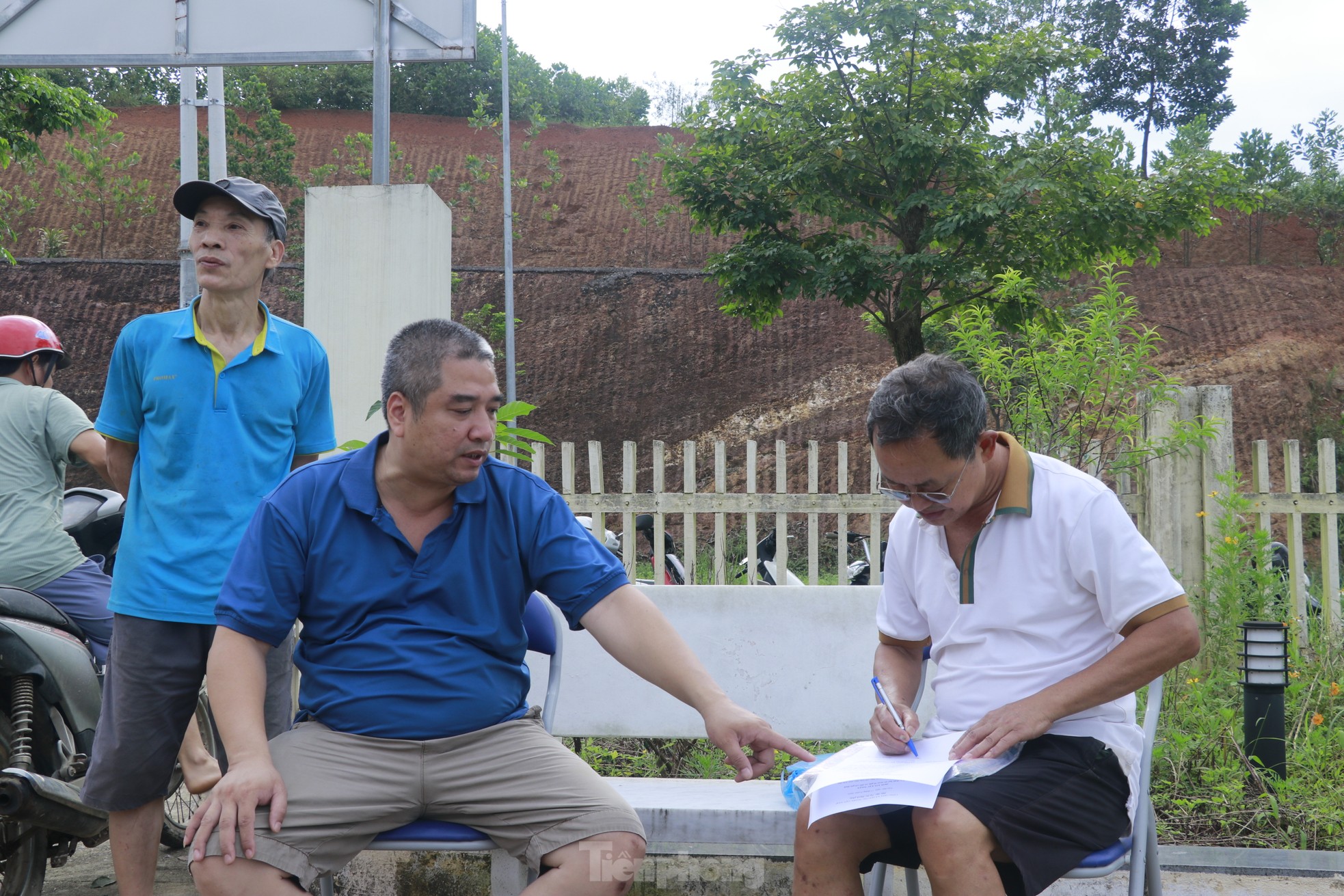 Sửa chữa xe máy bị ngập nước miễn phí cho bà con vùng lũ Yên Bái - Ảnh 2