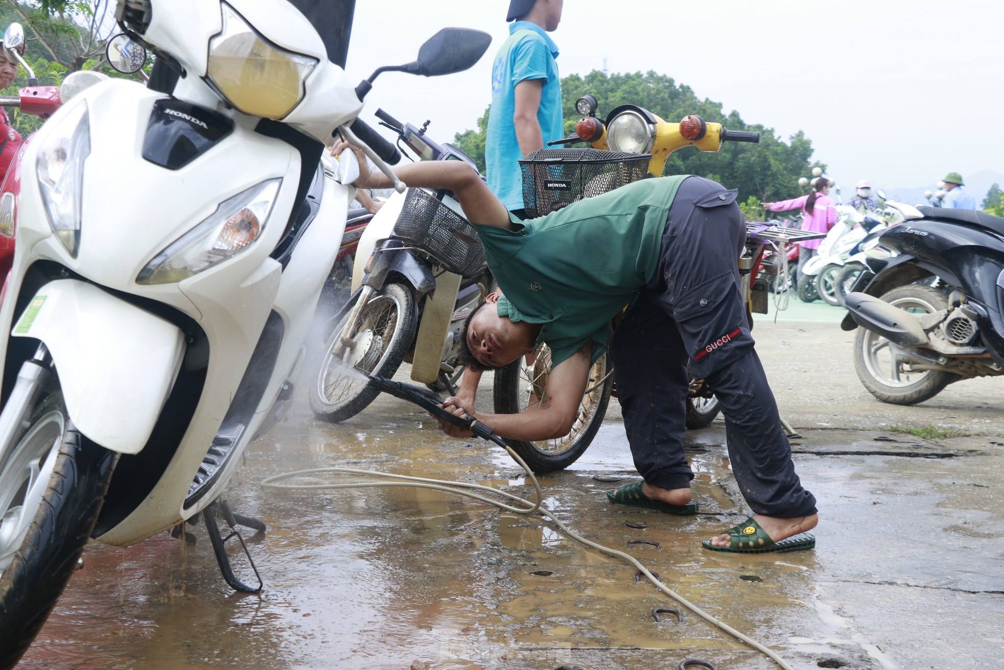 Sửa chữa xe máy bị ngập nước miễn phí cho bà con vùng lũ Yên Bái - Ảnh 4