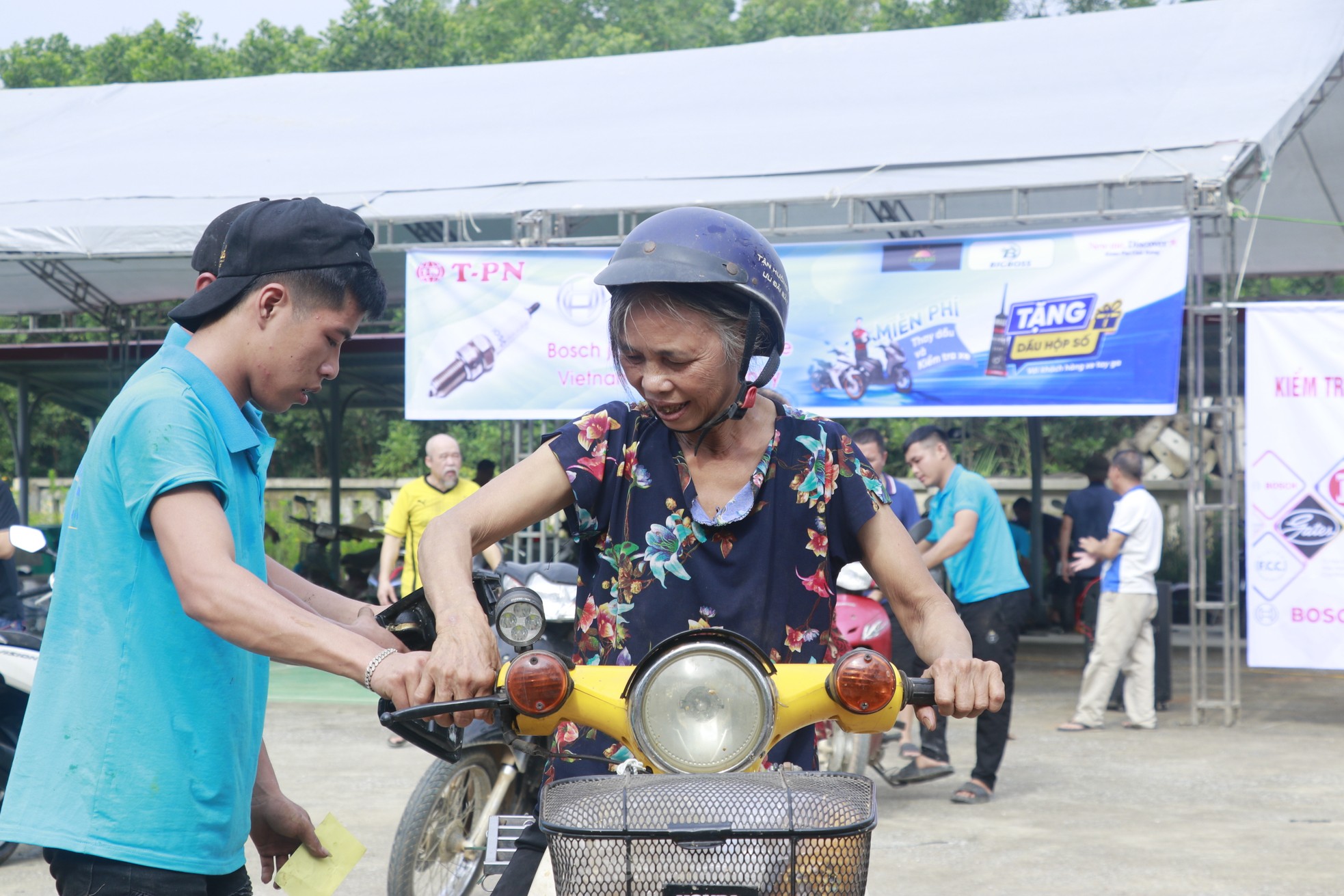 Sửa chữa xe máy bị ngập nước miễn phí cho bà con vùng lũ Yên Bái - Ảnh 18