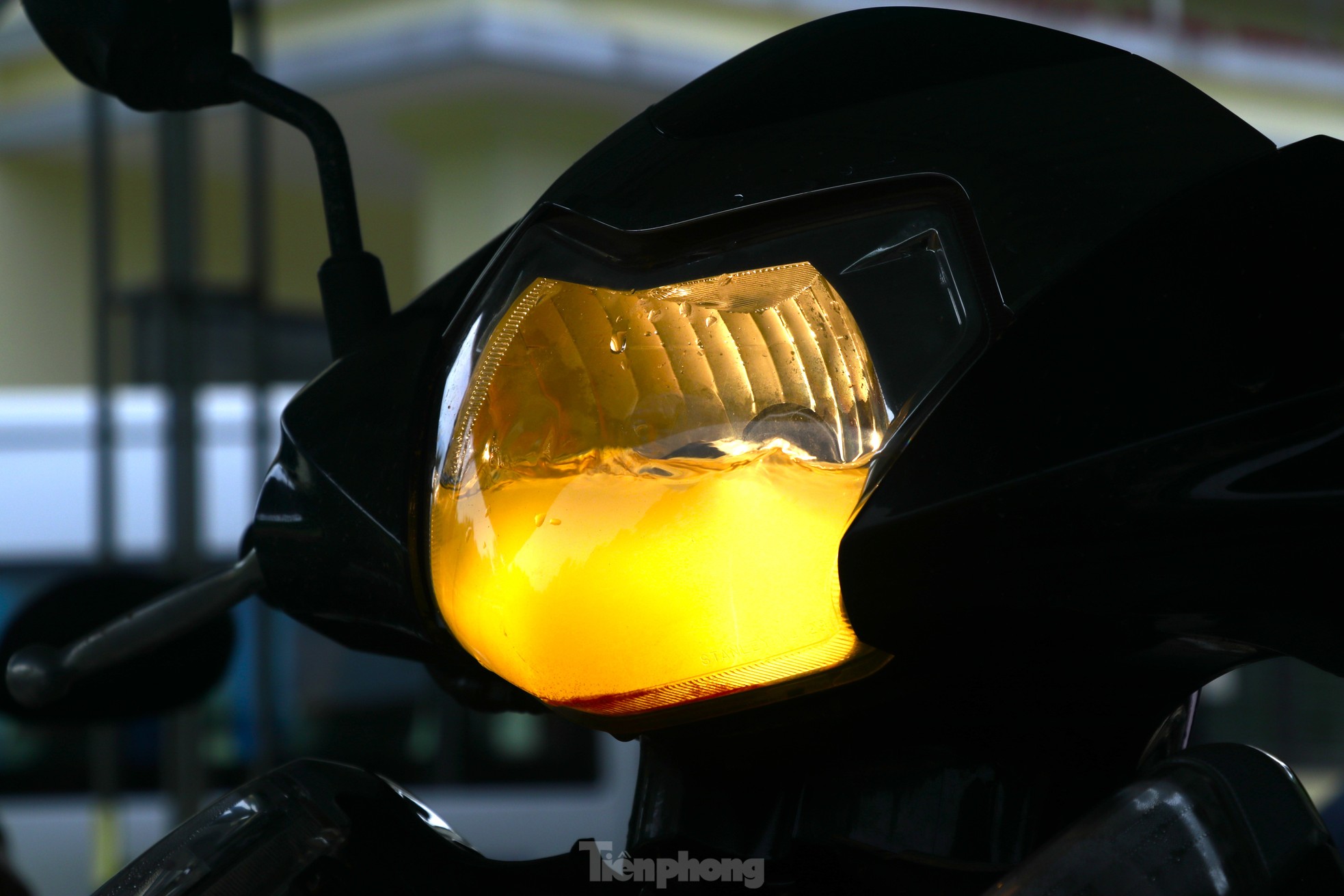 Sửa chữa xe máy bị ngập nước miễn phí cho bà con vùng lũ Yên Bái - Ảnh 9