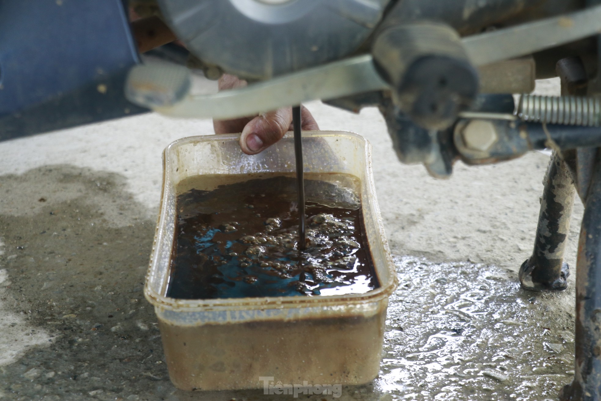 Sửa chữa xe máy bị ngập nước miễn phí cho bà con vùng lũ Yên Bái - Ảnh 10