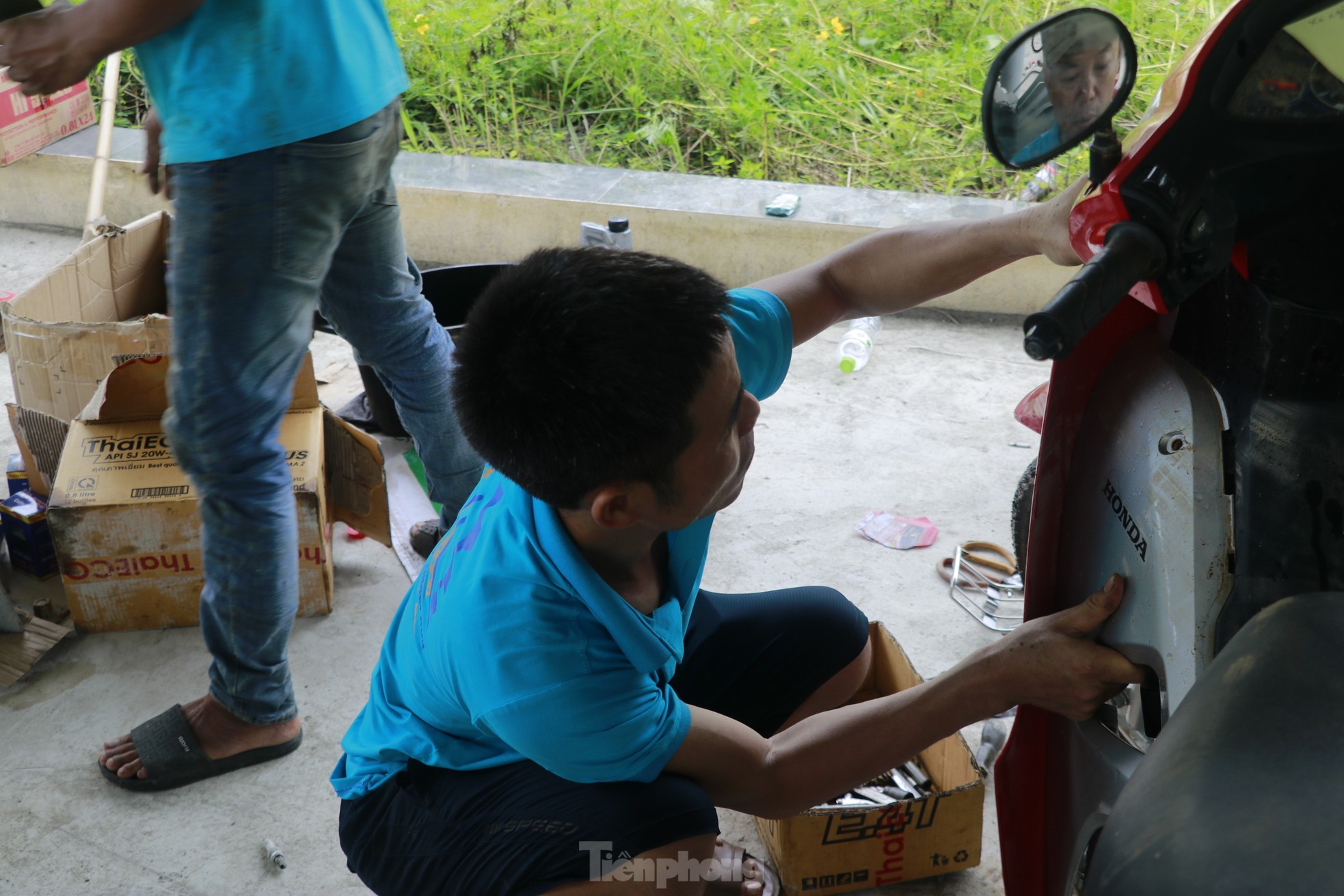 Sửa chữa xe máy bị ngập nước miễn phí cho bà con vùng lũ Yên Bái - Ảnh 16