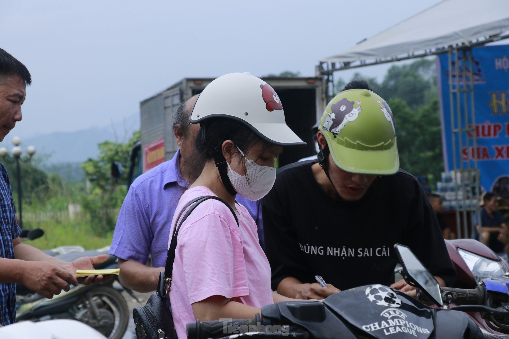 Sửa chữa xe máy bị ngập nước miễn phí cho bà con vùng lũ Yên Bái - Ảnh 14