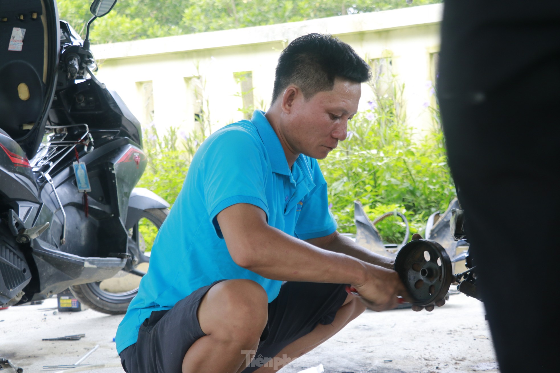 Sửa chữa xe máy bị ngập nước miễn phí cho bà con vùng lũ Yên Bái - Ảnh 5