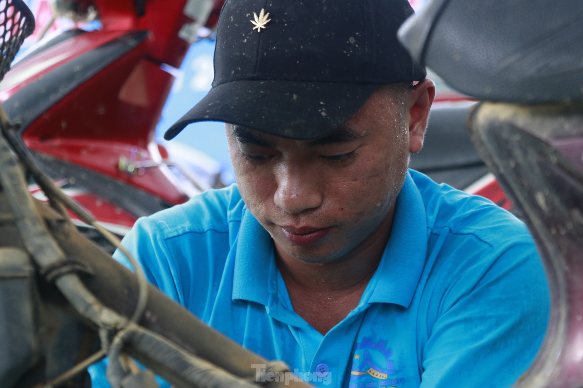 Sửa chữa xe máy bị ngập nước miễn phí cho bà con vùng lũ Yên Bái - Ảnh 15