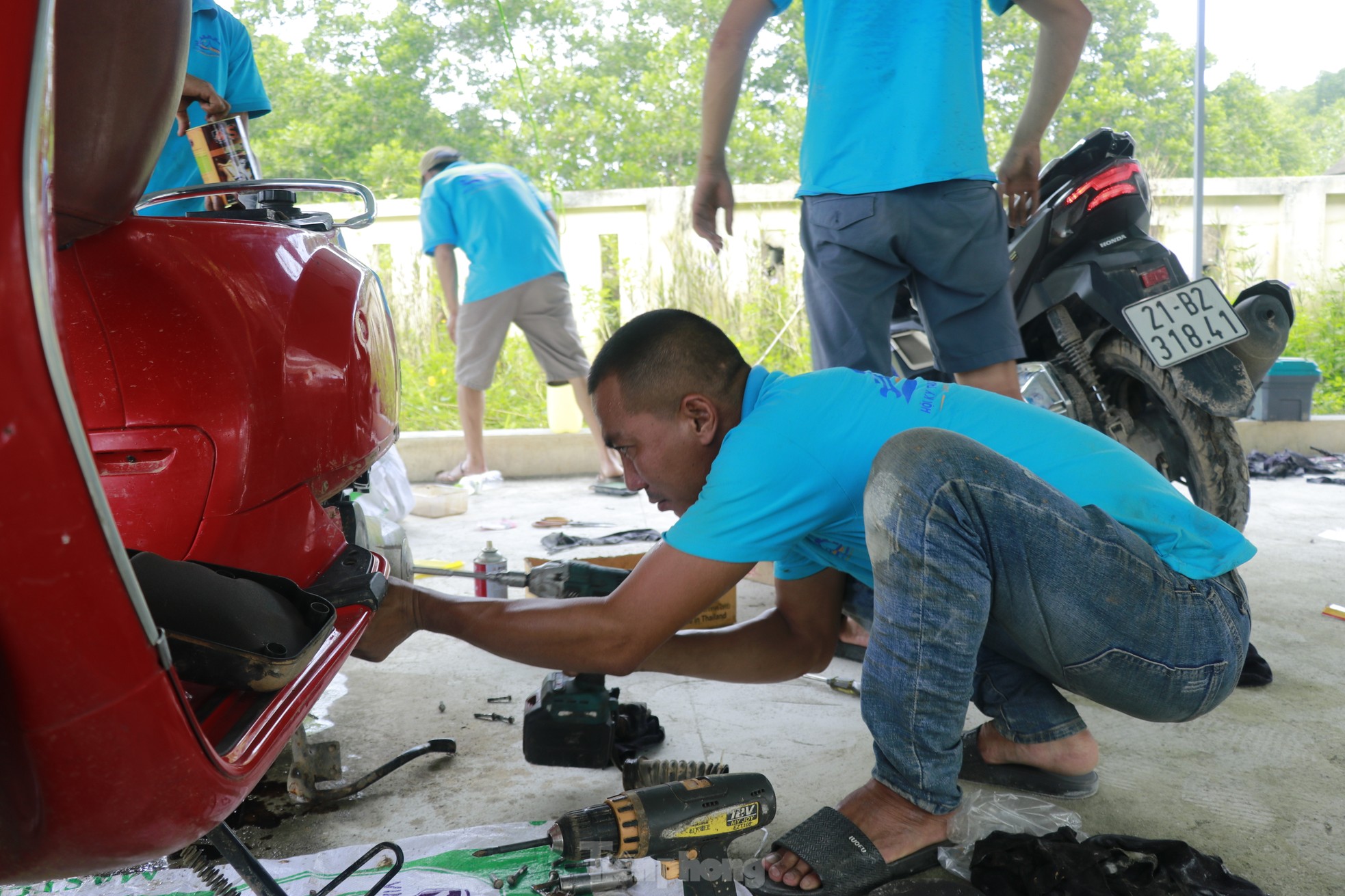 Sửa chữa xe máy bị ngập nước miễn phí cho bà con vùng lũ Yên Bái - Ảnh 17