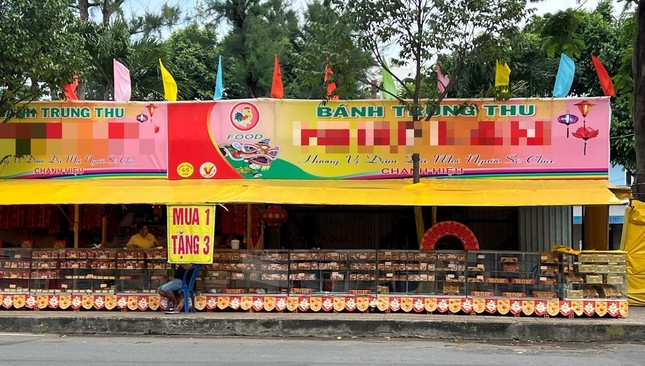 Bánh trung thu gần 300.000 đồng/cái, nhưng mua 1 tặng... 3 - Ảnh 1