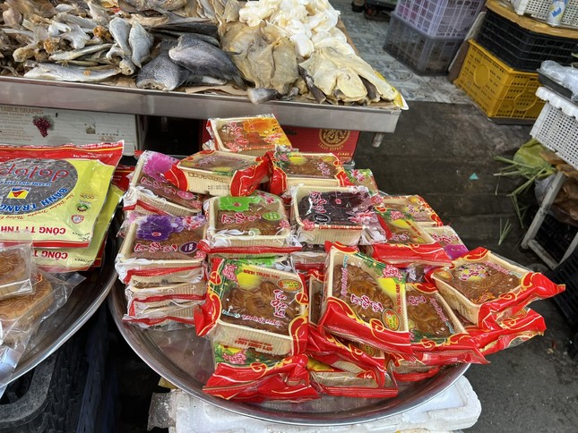 Bánh trung thu gần 300.000 đồng/cái, nhưng mua 1 tặng... 3 - Ảnh 5