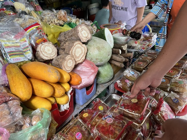 Bánh trung thu gần 300.000 đồng/cái, nhưng mua 1 tặng... 3 - Ảnh 6