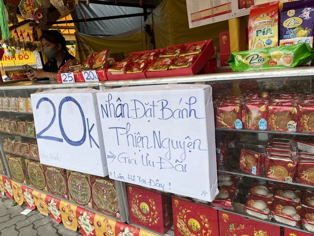 Bánh trung thu gần 300.000 đồng/cái, nhưng mua 1 tặng... 3 - Ảnh 4