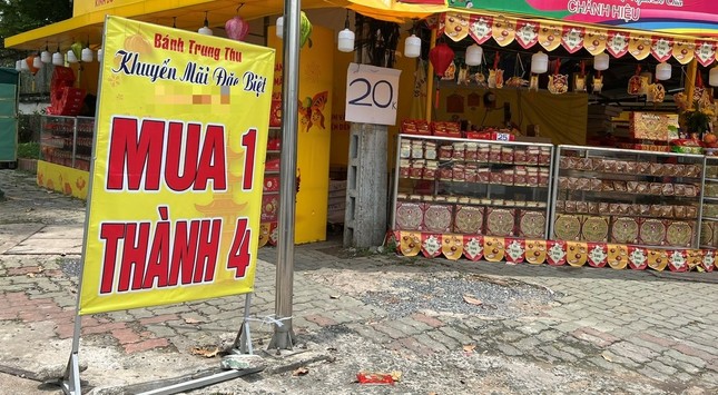 Bánh trung thu gần 300.000 đồng/cái, nhưng mua 1 tặng... 3 - Ảnh 2