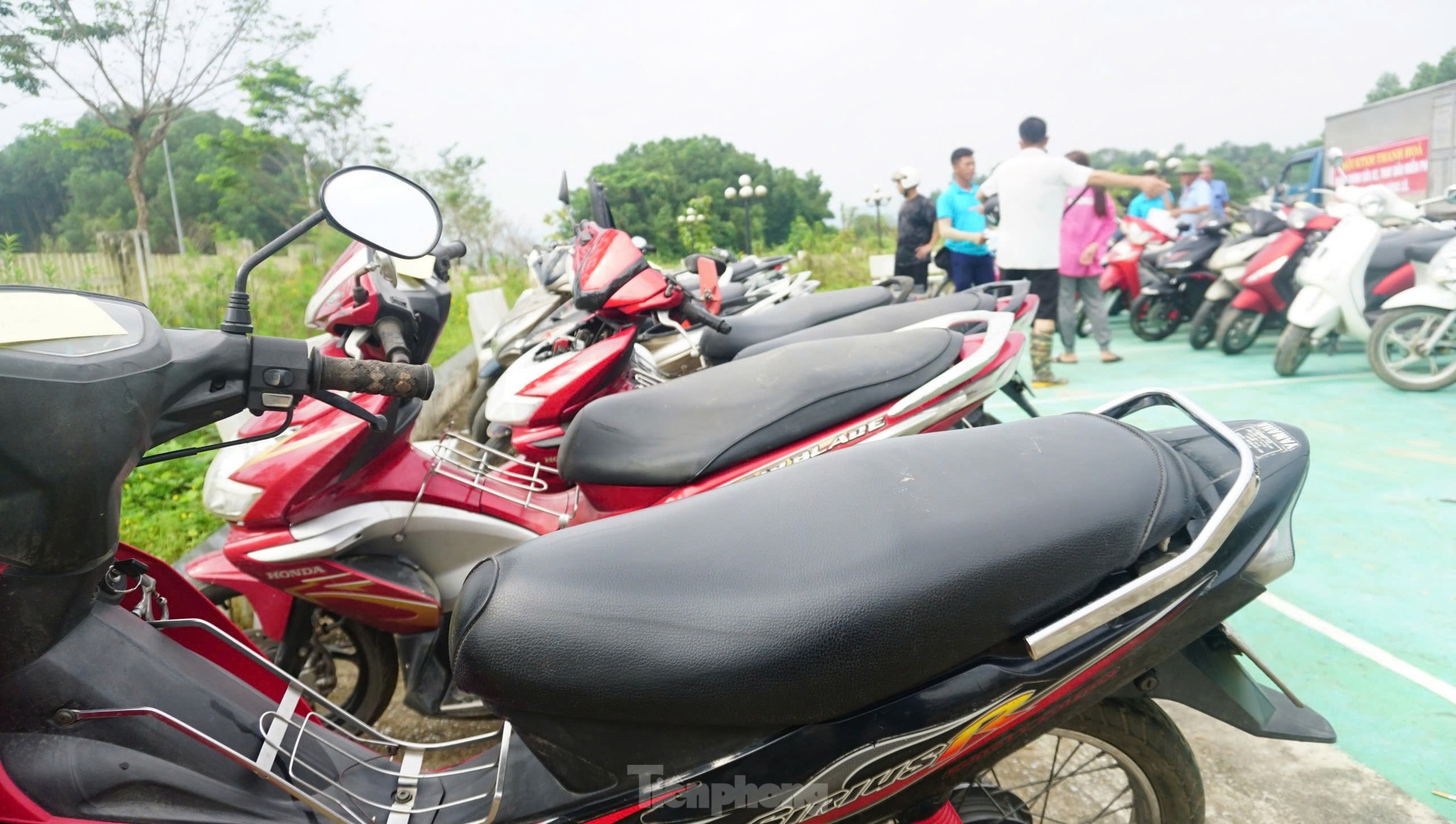 Sửa chữa xe máy bị ngập nước miễn phí cho bà con vùng lũ Yên Bái - Ảnh 1