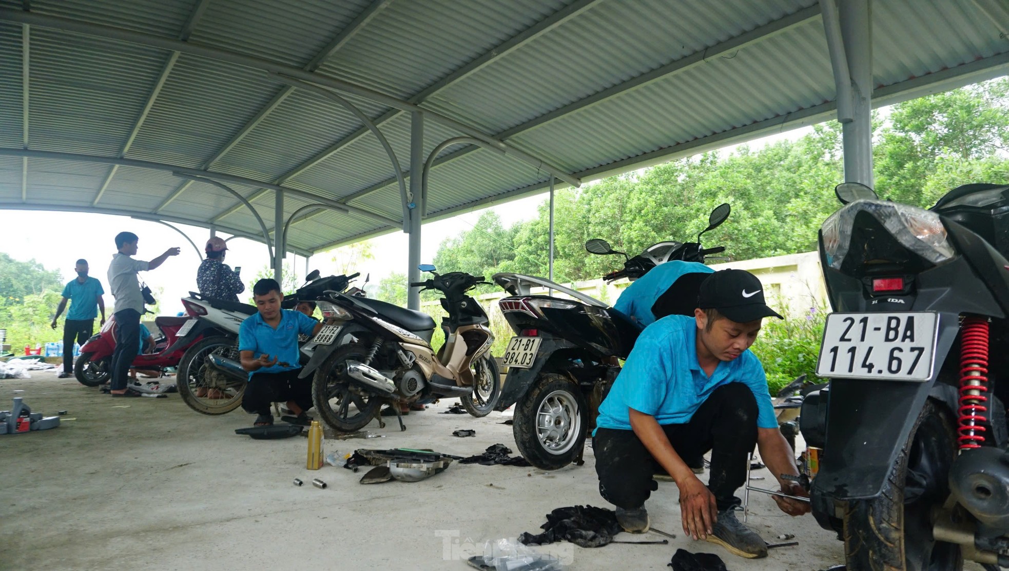 Sửa chữa xe máy bị ngập nước miễn phí cho bà con vùng lũ Yên Bái - Ảnh 19