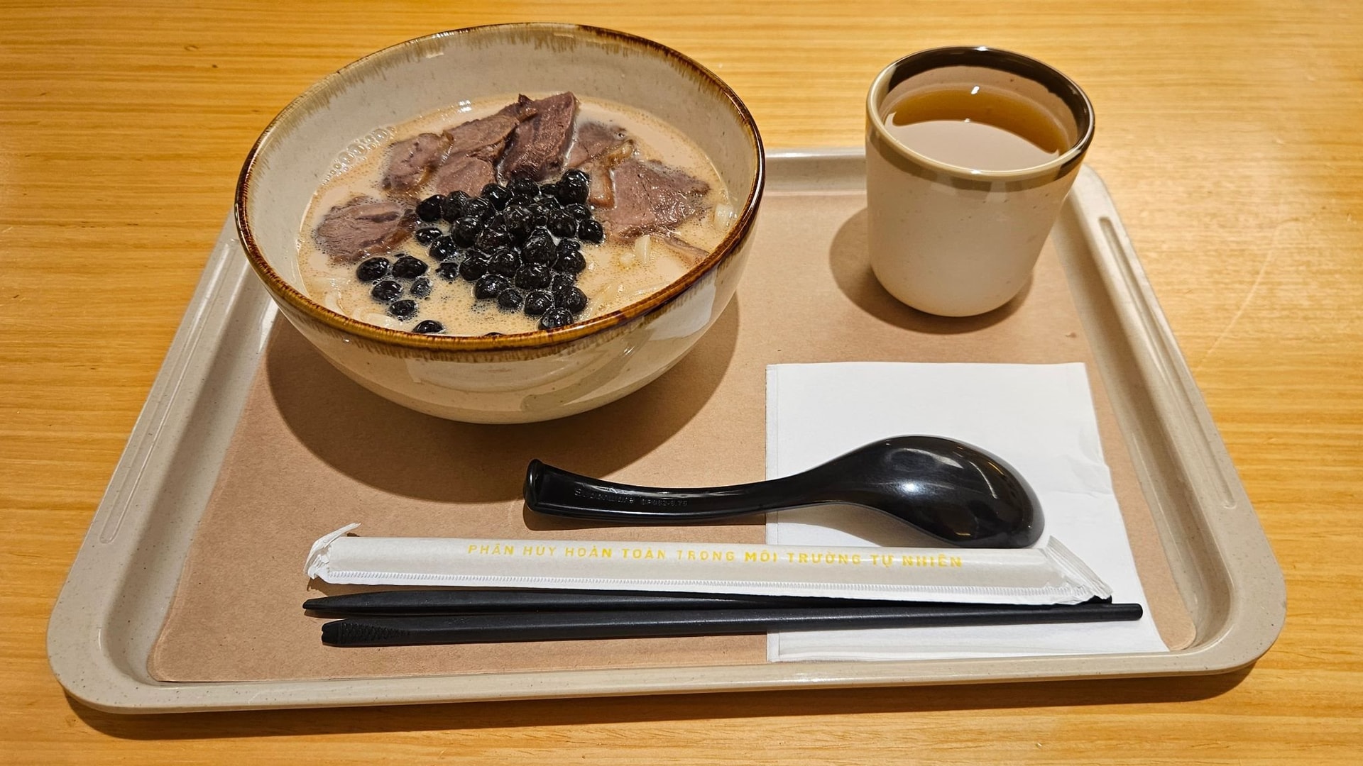 Thử ăn mỳ trà sữa trân châu Yu Tang 100k/bát đang xôn xao cõi mạng: có khó ăn như nhiều người phỏng đoán? - Ảnh 1