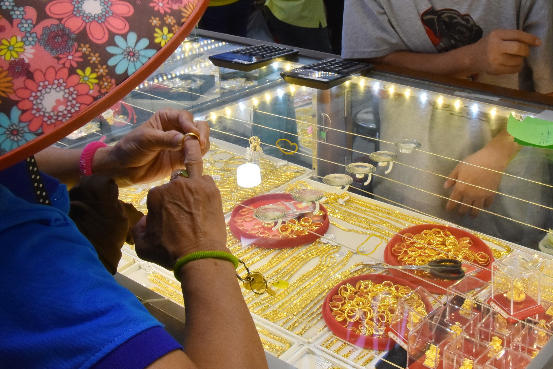 Diễn biến lạ trên thị trường khi giá vàng nhẫn liên tục vượt đỉnh lịch sử - Ảnh 1