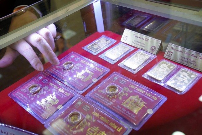 Giá vàng nhẫn lập kỷ lục lên 81 triệu đồng/lượng: Người dân đổ xô đi mua - bán? - Ảnh 1