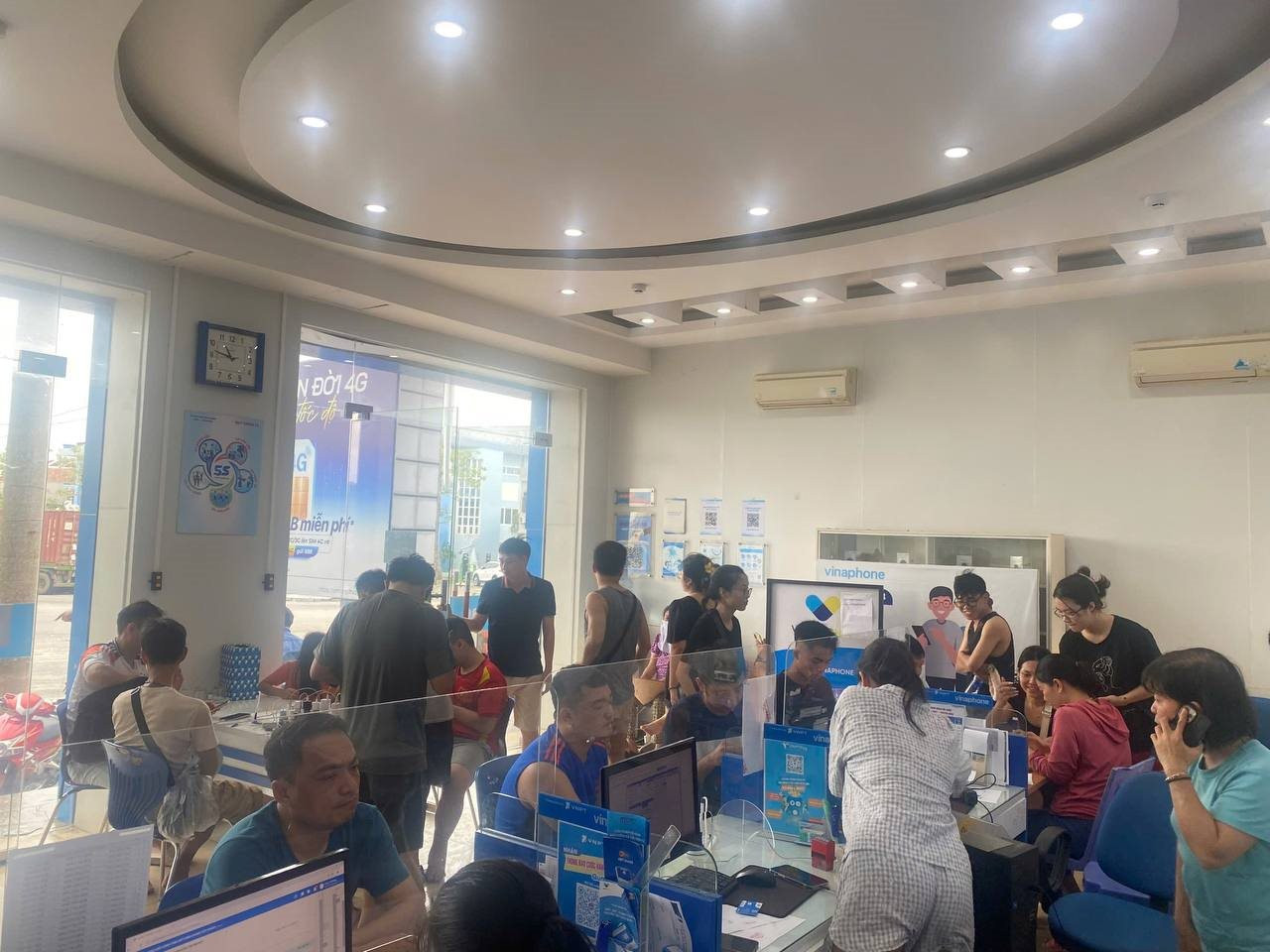 Lập hàng trăm điểm sạc điện thoại miễn phí cho người dân ở các vùng bị bão Yagi tàn phá - Ảnh 3