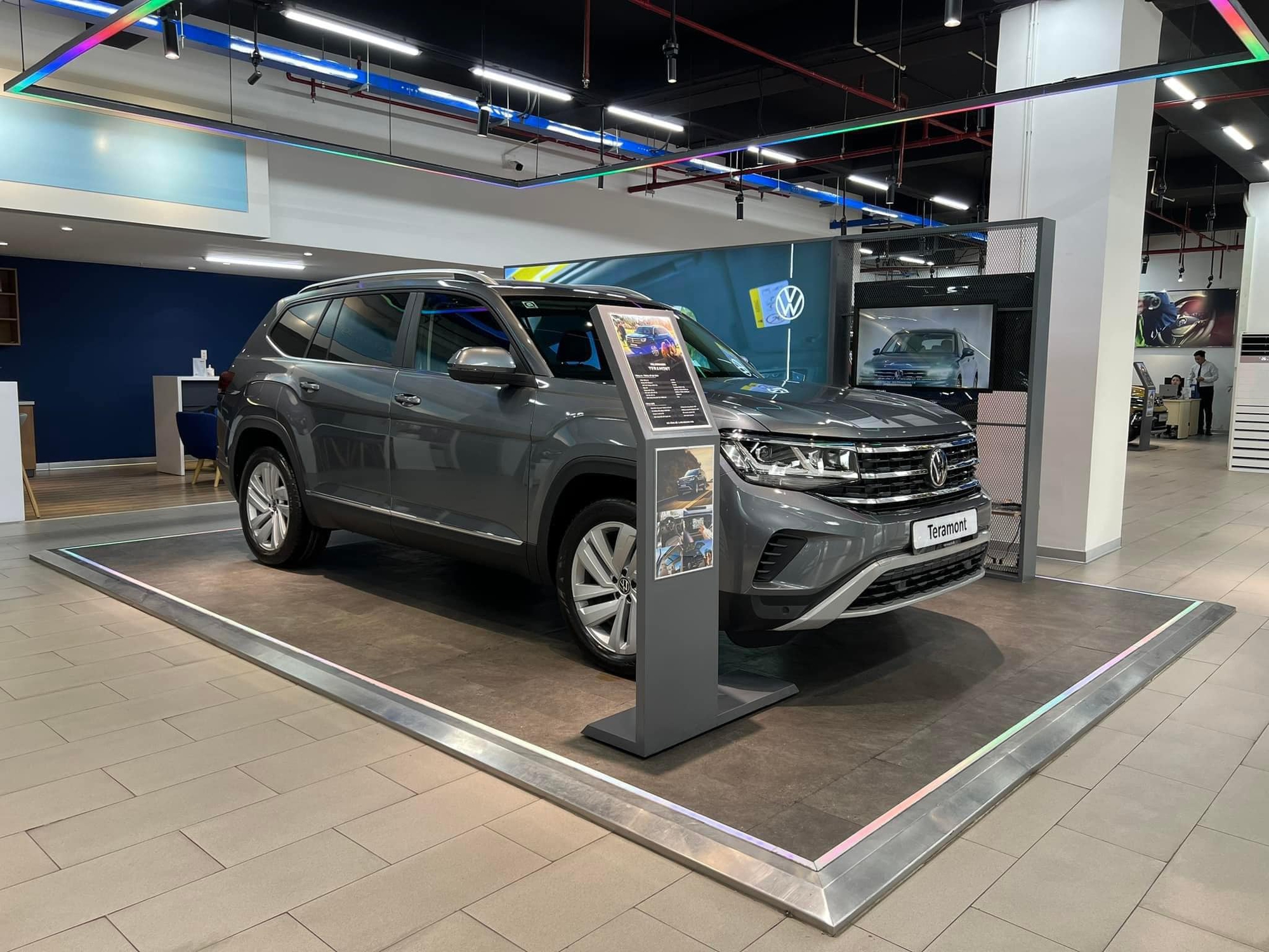 Volkswagen Teramont giảm tới hơn 500 triệu tại đại lý: Xuống dưới mốc 2 tỷ, 'mềm' hơn giá thực tế của Explorer - Ảnh 3