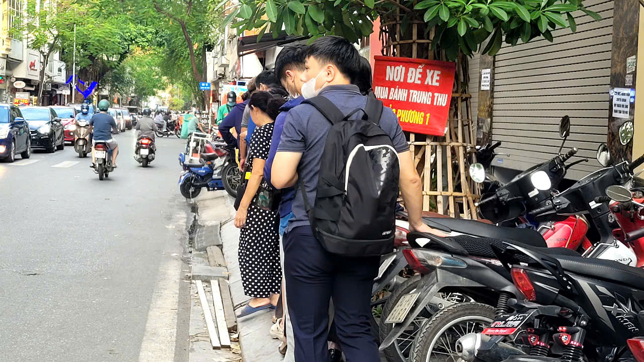 Khách đợi cả tiếng, xếp hàng dài mua bánh trung thu - Ảnh 5