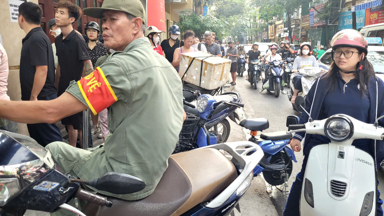 Khách đợi cả tiếng, xếp hàng dài mua bánh trung thu - Ảnh 4