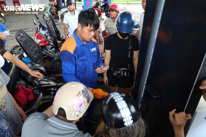 Hạ Long: Khách xếp hàng cả tiếng chờ mua xăng để chạy máy phát điện - Ảnh 9