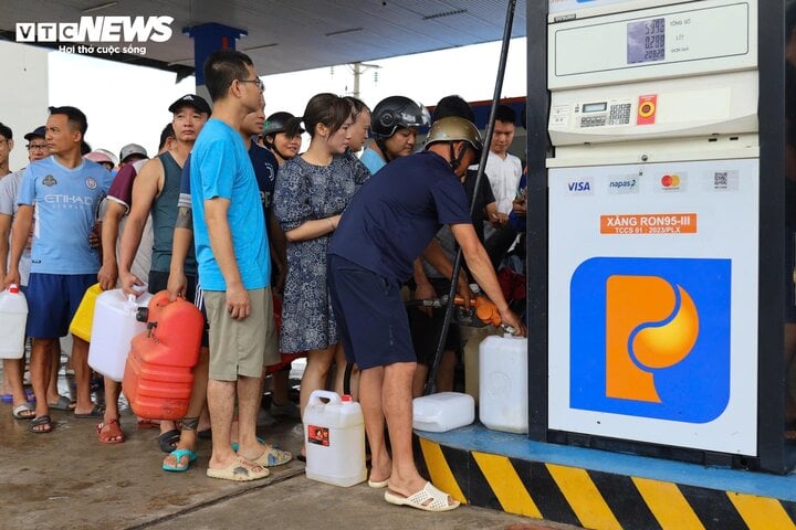 Hạ Long: Khách xếp hàng cả tiếng chờ mua xăng để chạy máy phát điện - Ảnh 5