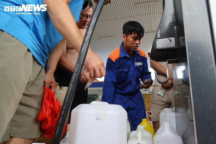 Hạ Long: Khách xếp hàng cả tiếng chờ mua xăng để chạy máy phát điện - Ảnh 7