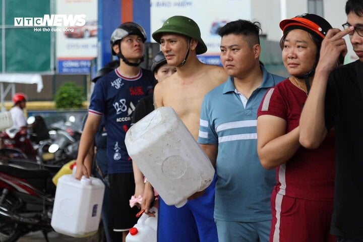 Hạ Long: Khách xếp hàng cả tiếng chờ mua xăng để chạy máy phát điện - Ảnh 8