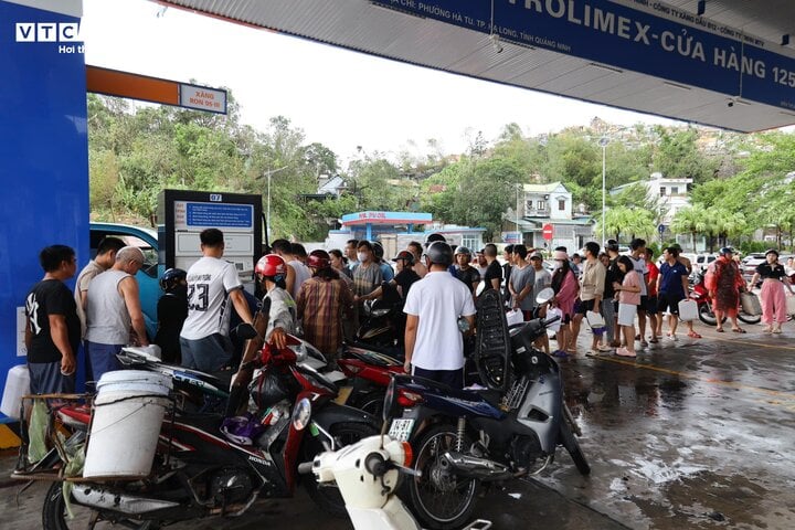 Hạ Long: Khách xếp hàng cả tiếng chờ mua xăng để chạy máy phát điện - Ảnh 1