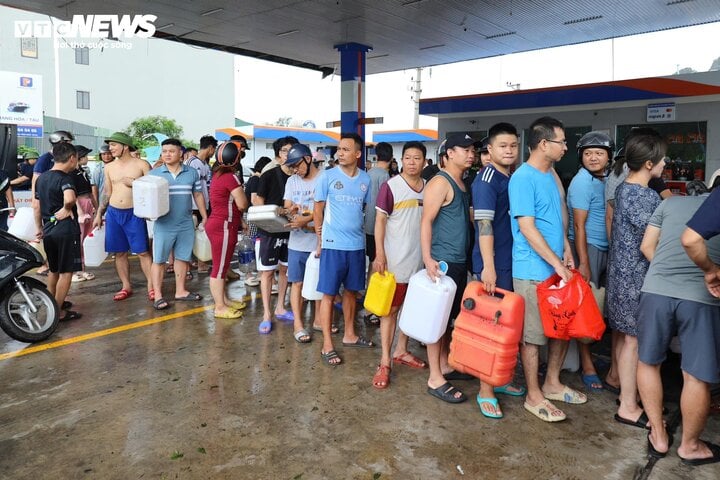 Hạ Long: Khách xếp hàng cả tiếng chờ mua xăng để chạy máy phát điện - Ảnh 2