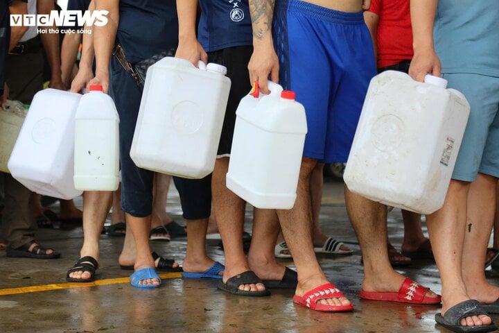Hạ Long: Khách xếp hàng cả tiếng chờ mua xăng để chạy máy phát điện - Ảnh 6