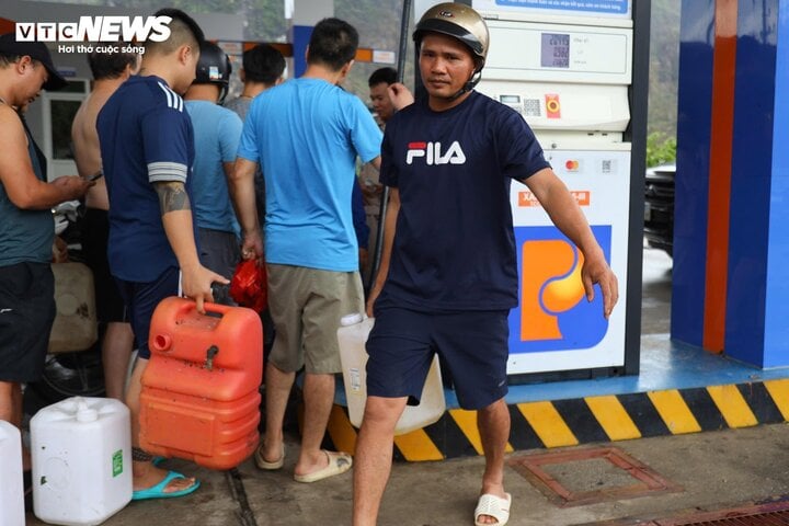 Hạ Long: Khách xếp hàng cả tiếng chờ mua xăng để chạy máy phát điện - Ảnh 10