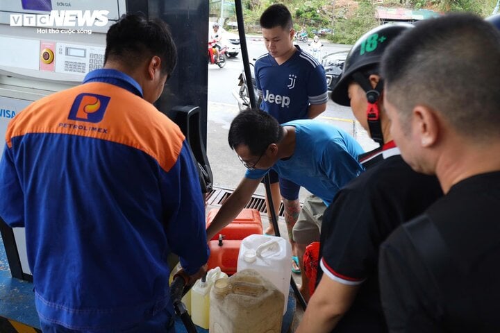 Hạ Long: Khách xếp hàng cả tiếng chờ mua xăng để chạy máy phát điện - Ảnh 11