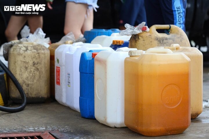 Hạ Long: Khách xếp hàng cả tiếng chờ mua xăng để chạy máy phát điện - Ảnh 12