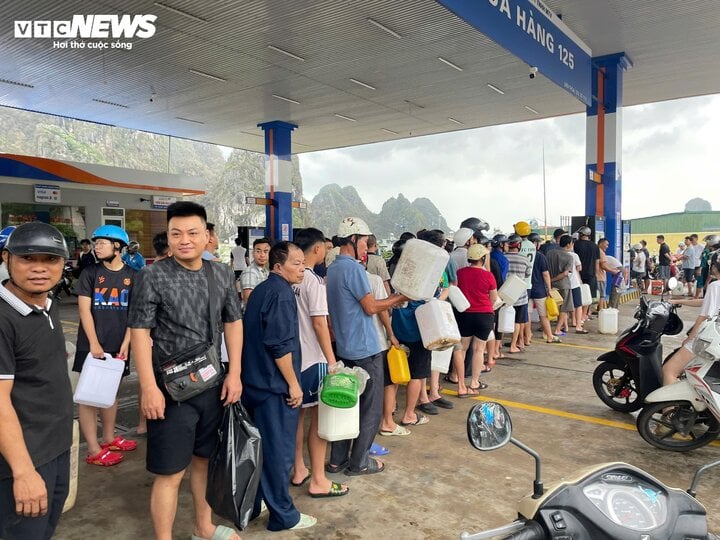 Hạ Long: Khách xếp hàng cả tiếng chờ mua xăng để chạy máy phát điện - Ảnh 3