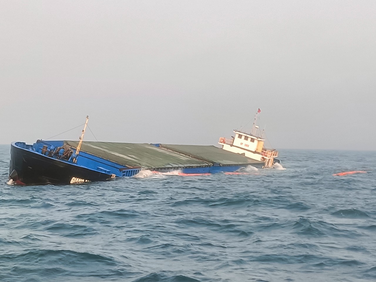NÓNG: Tàu hàng với 8 thuyền viên chìm trên biển Quảng Nam - Ảnh 1